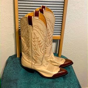 Beautiful cream/ brown wing tip, true Vintage, Nocona cowboy boots! BNWOT